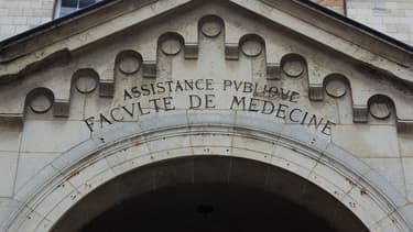 Entrée de la faculté de médecine de Paris.