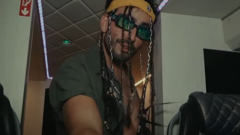 Jonathan Cohen dans la peau de Fuckin Fred, dans le documentaire Prime Vidéo "F*cking Fred: Comme un léopard".