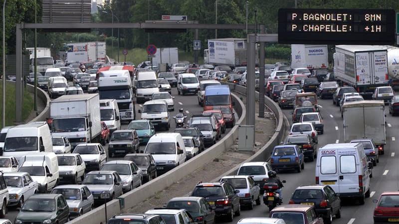 La vitesse devrait être abaissée de 80 à 70 km/h sur le boulevard périphérique de Paris dans les prochains mois et de nouvelles zones limitées à 30 km/h pourraient simultanément voir le jour dans la capitale. /Photo d'archives/REUTERS/Charles Platiau
