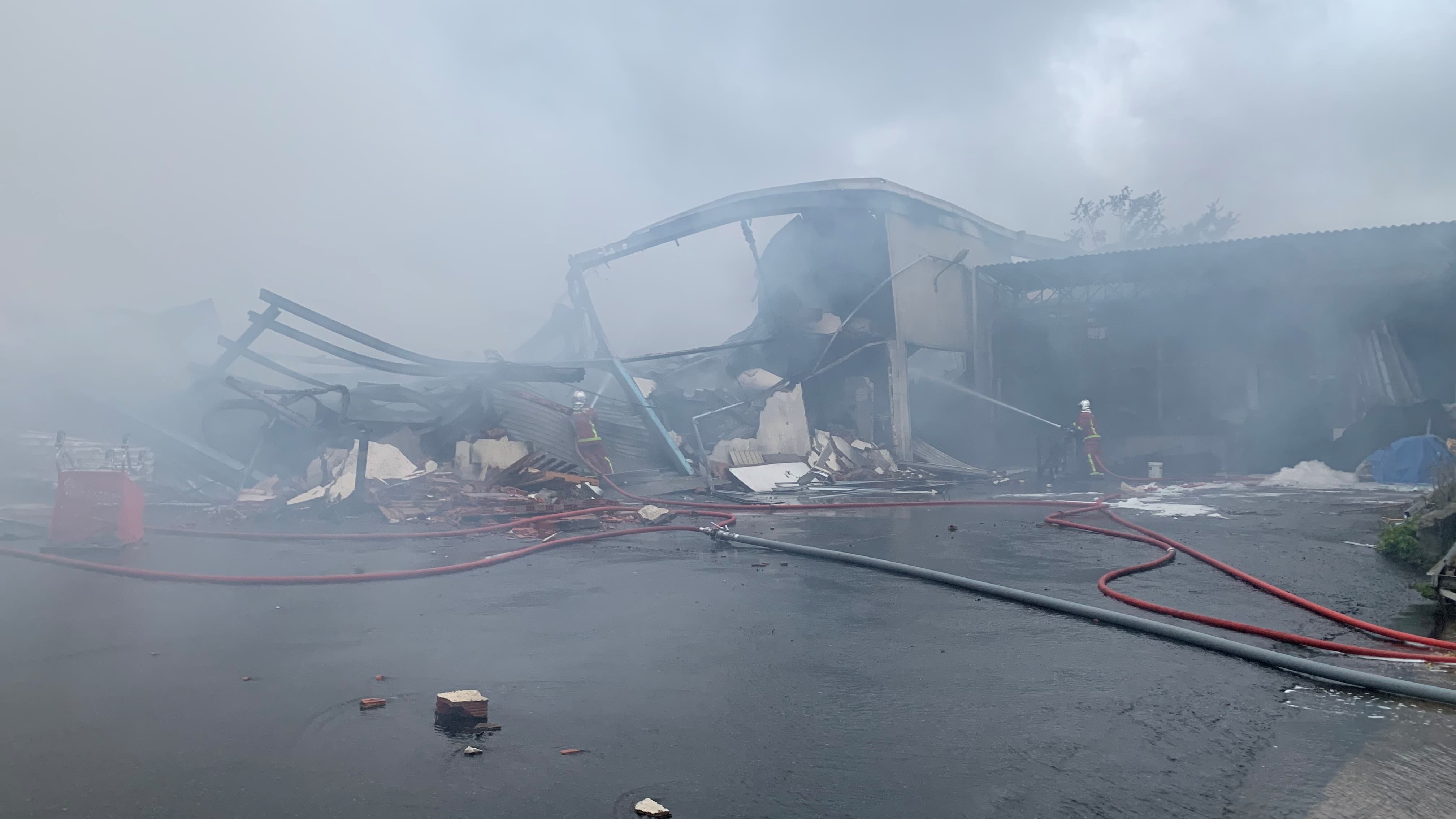 De la fumée s'échappe encore des entrepôts ce lundi matin. De la fumée s'échappe encore des entrepôts ce lundi matin.