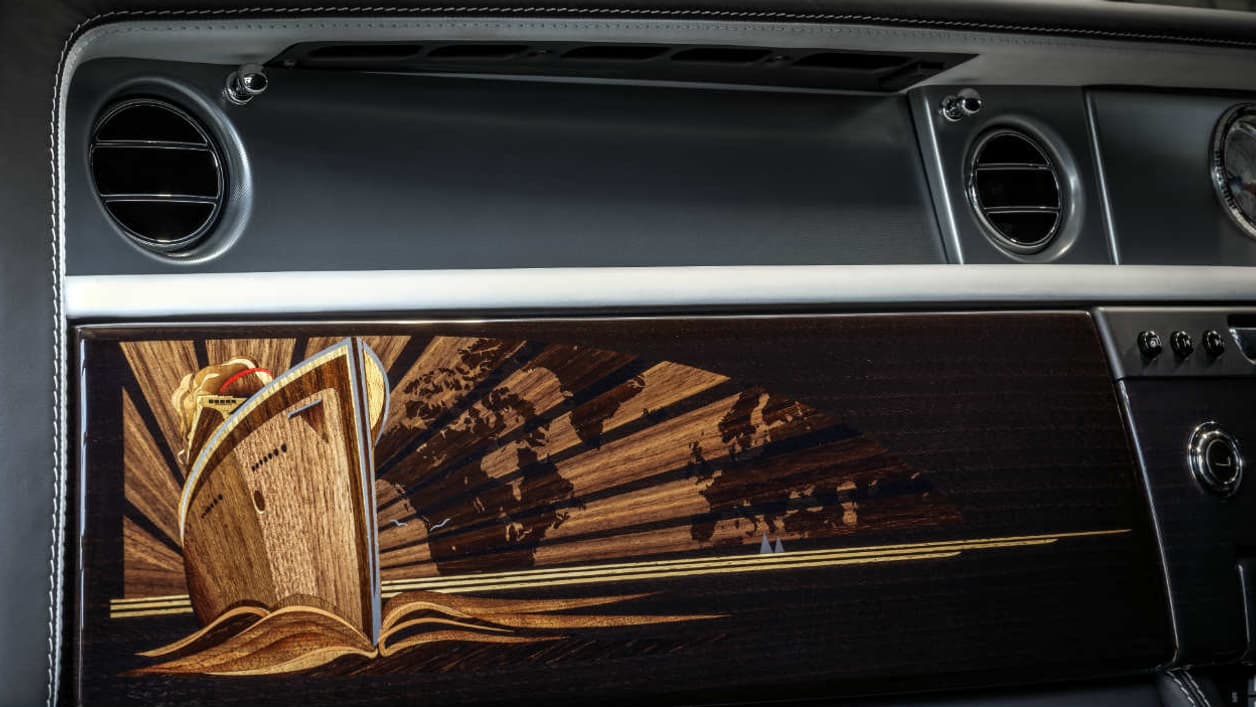 Commandée par un collectionneur de Rolls-Royce, cette Phantom embarque un habitacle dédié au voyage, avec un motif de bateau de croisière en marqueterie sur les portières comme la planche de bord. Commandée par un collectionneur de Rolls-Royce, cette Phantom embarque un habitacle dédié au voyage, avec un motif de bateau de croisière en marqueterie sur les portières comme la planche de bord.