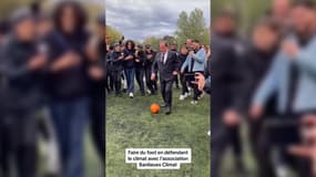 François Hollande a joué au football à Strasbourg avec les jeunes de l'association Banlieues Climat. 