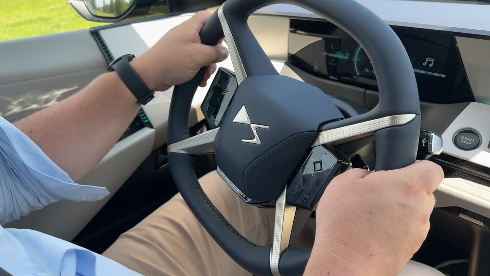 The four branches provide a certain originality to this steering wheel. The four branches provide a certain originality to this steering wheel.