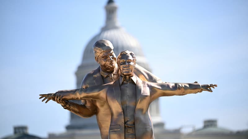 Une nouvelle statue de Donald Trump et Jeffrey Epstein inspirée du film "Titanic" installée à Washington