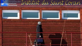Un élève marche devant le bâtiment de l'"Institut du Saint Coran" le 11 février 2015 à l'Institut européen des sciences humaines (IESH) à Saint-Léger-de-Fougeret, dans le centre de la France. 