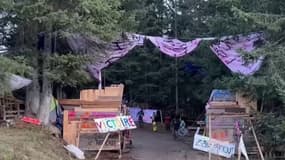 Les zadistes de la Clusaz ont mis un panneau "victoire" devant leur campement