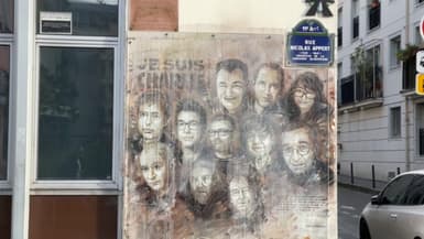Les portraits des victimes de l'attentat de Charlie Hebdo perpétré le 7 janvier 2015, rue Nicolas-Appert dans le 11e arrondissement de Paris, près des anciens locaux de la rédaction satirique.