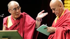 Le dalaï-lama et son traducteur Mathieu Ricard. Environ 7.000 personnes ont assisté lundi au Zénith de Toulouse au dernier des trois enseignements donnés par le dalaï-lama lors de son unique déplacement de l'année en France, une conférence consacrée à "l'