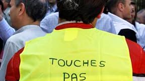 Manifestation contre les nouvelles mesures de sécurité routière à Paris. Selon le ministre de l'Intérieur Claude Guéant, le gouvernement ne renoncera pas à sa décision de retirer les panneaux routiers signalant la présence de radars, alors que des députés