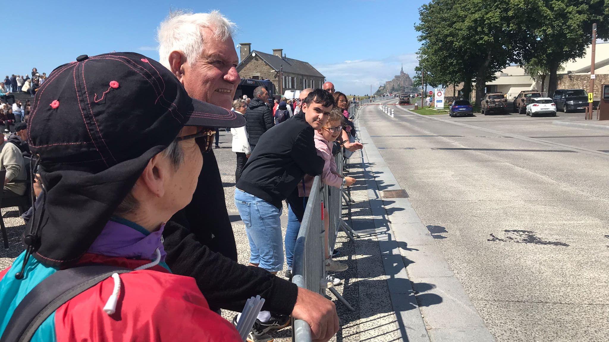 Des dizaines de spectateurs présents un peu moins de trois heures avant l'arrivée de la flamme au Mont-Saint-Michel. Des dizaines de spectateurs présents un peu moins de trois heures avant l'arrivée de la flamme au Mont-Saint-Michel.