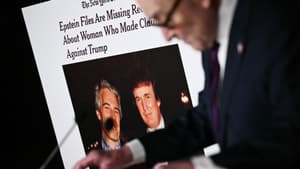 Une affiche représentant une photo du président américain Donald Trump et de Jeffrey Epstein est exposée alors que Chuck Schumer, chef de la minorité démocrate au Sénat américain et sénateur de New York, s'exprime lors d'une conférence au Capitole américain à Washington, DC, le 26 février 2026. (