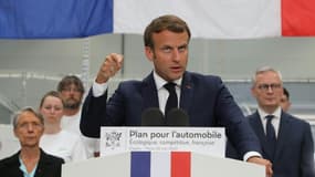 Emmanuel Macron lors de la présentation de son plan pour l'automobile depuis l'usine Valéo d'Etaples, dans le Pas-de-Calais, le 26 mai 2020,