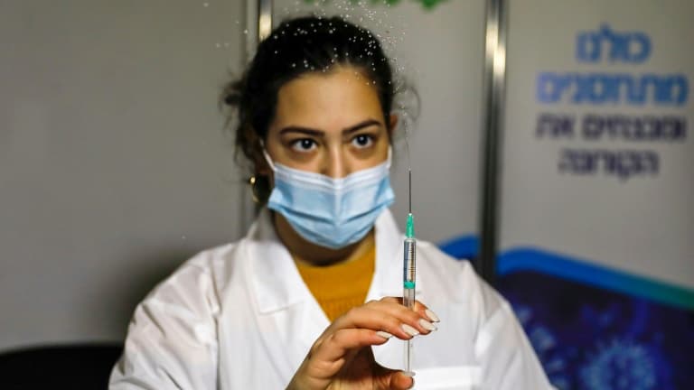 Une infirmière israélienne prépare une injection de vaccin contre le Covid-19 dans une clinique de Jérusalem le 14 janvier 2021