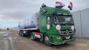 Un camion de carburant égyptien attend du côté égyptien du poste frontière de Rafah avec le sud de la bande de Gaza, dans la province du Nord-Est du Sinaï, le 15 novembre 2023.