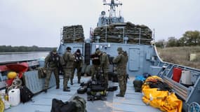 Les plongeurs de la marine polonaise préparent l'équipement pour désamorcer une bombe sous-marine de cinq tonnes datant de la Seconde Guerre mondiale.