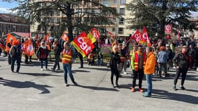 500 personnes rassemblées à Gap, ce samedi matin, selon les syndicats, un peu moins de 400 selon la police. 