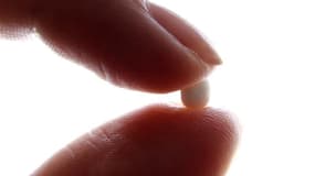 Quarante-sept cas d'effets indésirables graves liés à la pilule contraceptive ont été recensés entre 1998 et 2012 sur un échantillon de population de 800.000 personnes, rapporte lundi Le Figaro.fr. /Photo d'archives/REUTERS/Eric Gaillard