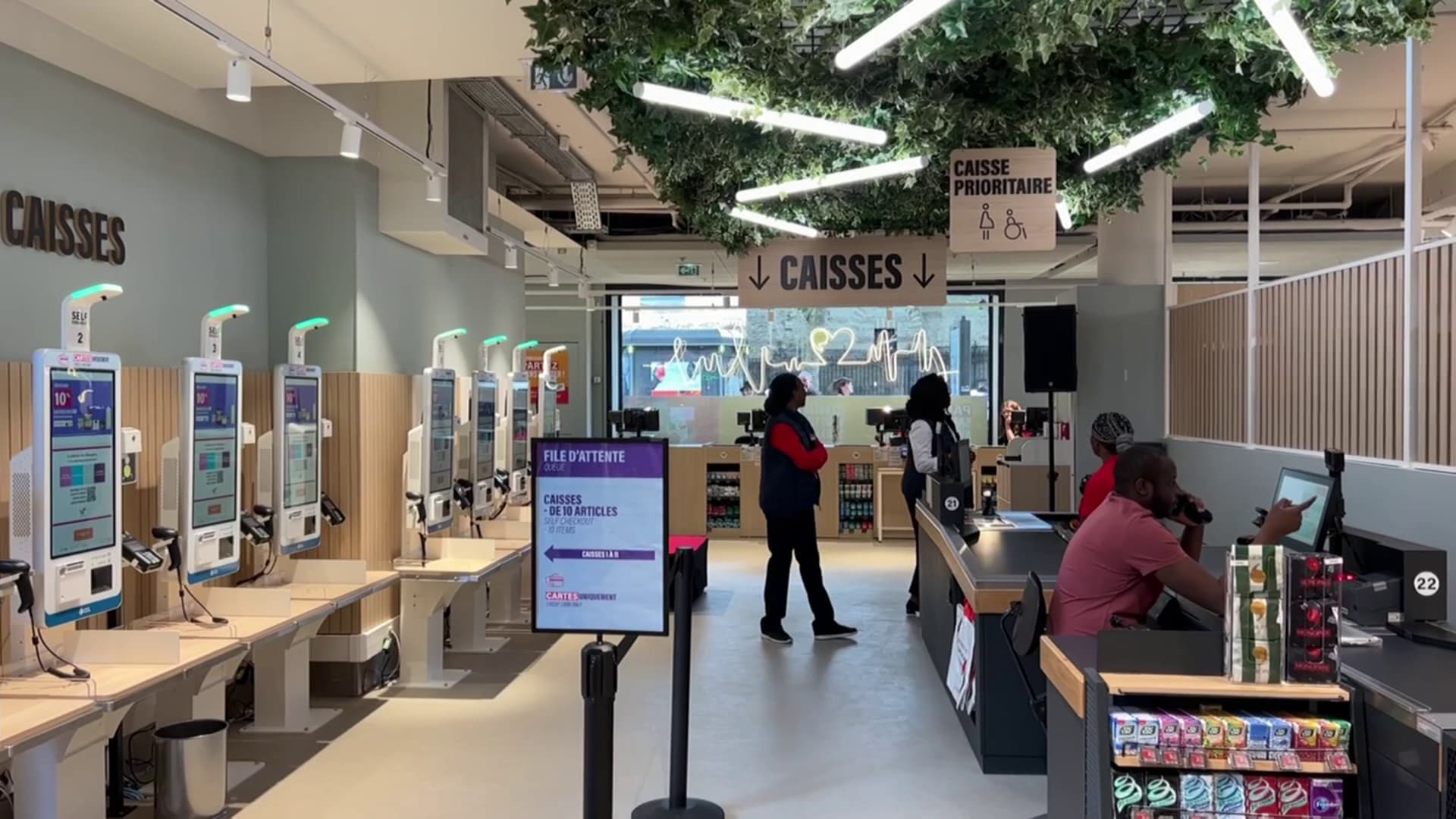 Monoprix veut "remettre de l'humain" aux caisses en réduisant le nombre de caisses automatiques. Monoprix veut "remettre de l'humain" aux caisses en réduisant le nombre de caisses automatiques.