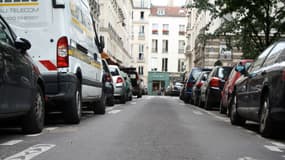 Dans cette rue de Paris, de plus en plus d'automobilistes payent leur stationnement via mobile. 