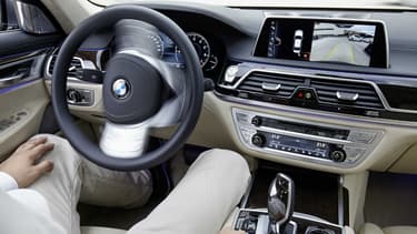 La BMW Série 7 est un des premiers modèles à offrir de série un pilotage automatique sur autoroute, une fonction bientôt légalisée par les modifications apportées dans la Convention de Vienne de 1968.