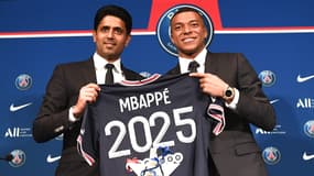 Nasser al-Khelaïfi avec Kylian Mbappé lors de sa prolongation, le 23 mai 2022