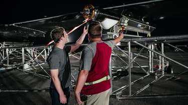 Mark Zuckerberg devant le drone Aquila.