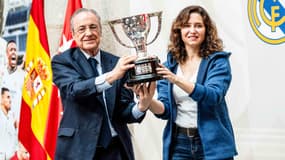 Florentino Perez, président du Real Madrid, avec Isabel Ayuso, présidente de la communauté autonome de Madrid et membre du PP, célébrant la Liga à la mairie de Madrid, le 12 mai 2024.