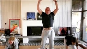 Vincent Moscato en pleine série de burpees