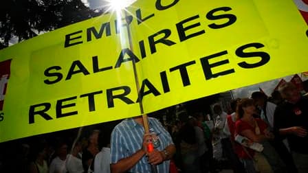 Syndicats et gouvernement ont engagé sur la réforme des retraites un bras de fer probablement plus long que prévu par chaque camp et où les marges de manoeuvre sont réduites de part et d'autre./Photo prise le 23 septembre 2010/ REUTERS/Stéphane Mahe