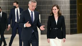 Le secrétaire général de l'Otan, Jens Stoltenberg, et la Première ministre finlandaise Sanna Marin, le 25 octobre 2021