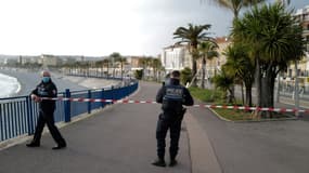 Des policiers ferment l'accès à la plage et à la Promenade des Anglais pendant un week-end de confinement à Nice, le 27 février 2021