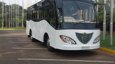 Ce bus fonctionnant grâce à l'énergie solaire possède une autonomie de 80 kilomètres.