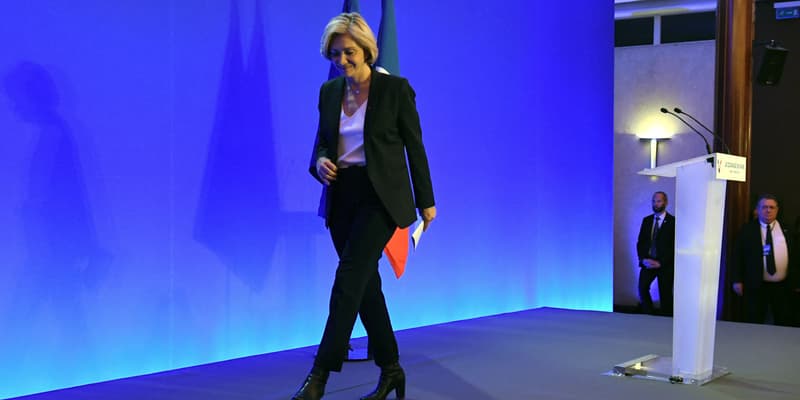 Valérie Pécresse quitte la tribune après son discours à l'issue du premier tour de l'élection présidentielle, le 1O avril 2022.
