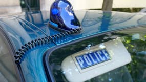 Se faire passer pour une voiture de police, un comportement sévèrement réprimé.