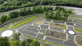 Teqmo, le centre de développement et d'essai de voiture autonome installé sur le circuit de Linas-Montlhéry (Essonne).