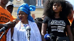 Assa Traoré (d), soeur de Adama Traoré lors de la marche organisée à Beaumont-sur-Oise, le 18 juillet 2020