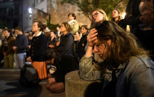 Parisiens et touristes chantant et priant pendant que Notre Dame est en flammes, à Paris, le 15 avril 2019 Parisiens et touristes chantant et priant pendant que Notre Dame est en flammes, à Paris, le 15 avril 2019