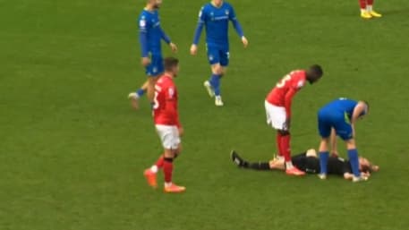 L'arbitre sonné après avoir pris un ballon en pleine tête. L'arbitre sonné après avoir pris un ballon en pleine tête.