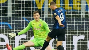 Edin Dzeko face à Antaoliy Trubin, à Milan le 24 novembre 2021