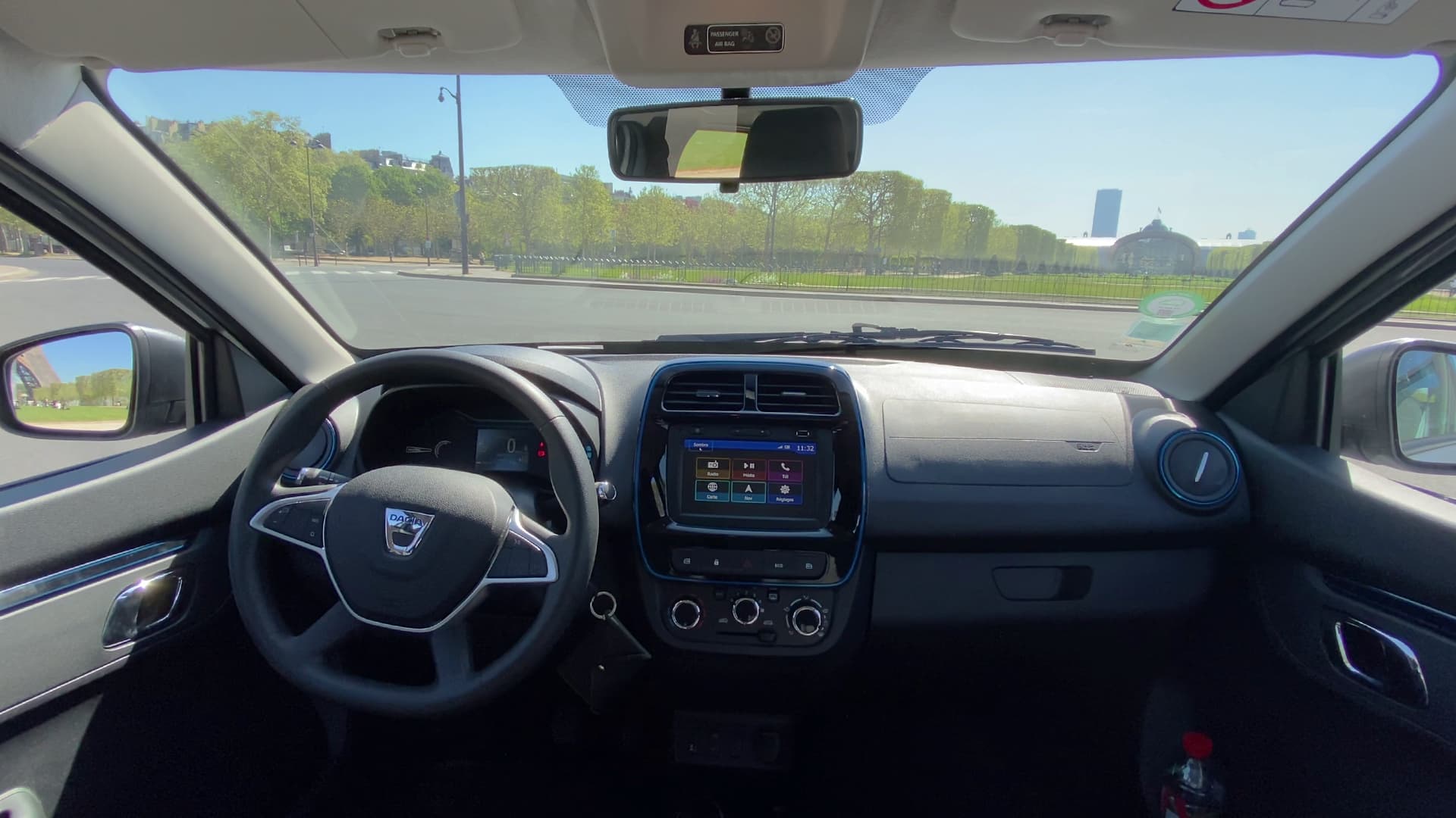La Spring dispose d'un écran tactile 7 pouces au milieu de la planche de bord et d'un écran spartiate derrière le volant.