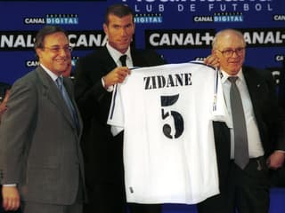  Zinedine Zidane lors de sa signature au Real Madrid en 2001