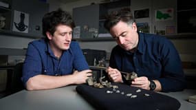 Le chercheur Ruairidh Duncan (à gauche) et le paléontologue Erich Fitzgerald (à droite) observant un fossile partiel d'un crâne de "Janjucetus dullardi" au musée Victoria de Melbourne (Australie), le 5 août 2025.