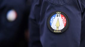 L'écusson de la CRS 81 porté par un agent de police à Marseille (Bouches-du-Rhône) le 3 janvier 2024. (Photo d'illustration)