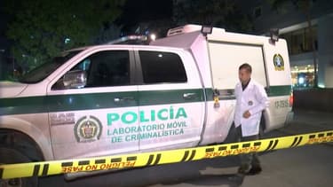 Un membre de la police scientifique de Bogota près de la scène de crime où un ingénieur de Thales a été abattu, à Bogota, le 2 décembre 2019