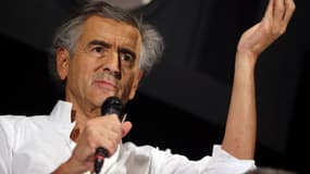 BHL a été accueilli aux cris de "BHL dégage!" et "Non aux intérêts sionistes en Tunisie".