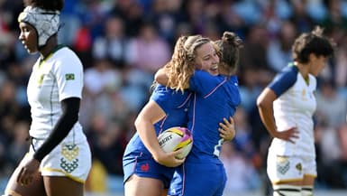 Marie Morland et Agathe Gerin célèbrent un des essais de l'équipe de France de rugby face au Brésil à la Coupe du monde, 31 août 2025