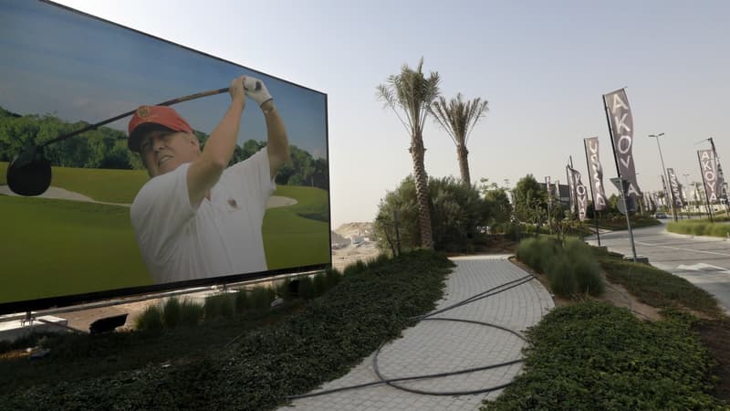 En 2015, une publicité montrait Donald Trump en train de faire du golf.