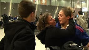Pénélope Bonna retrouve ses proches lundi matin à Roissy après un séjour angoissant au Japon