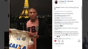 Mbappé a reçu un maillot dédicacé par Pelé