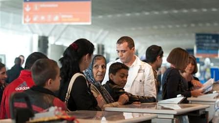 A l'aéroport de Roissy-Charles de Gaulle, des Roms en situation irrégulière s'apprêtant à embarquer pour un retour volontaire en Roumanie. Un groupe de 93 Roms en situation irrégulière a embarqué jeudi dans deux aéroports français pour la Roumanie et deux